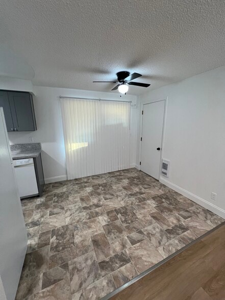 Dining area - 14310 NE 14th Cir