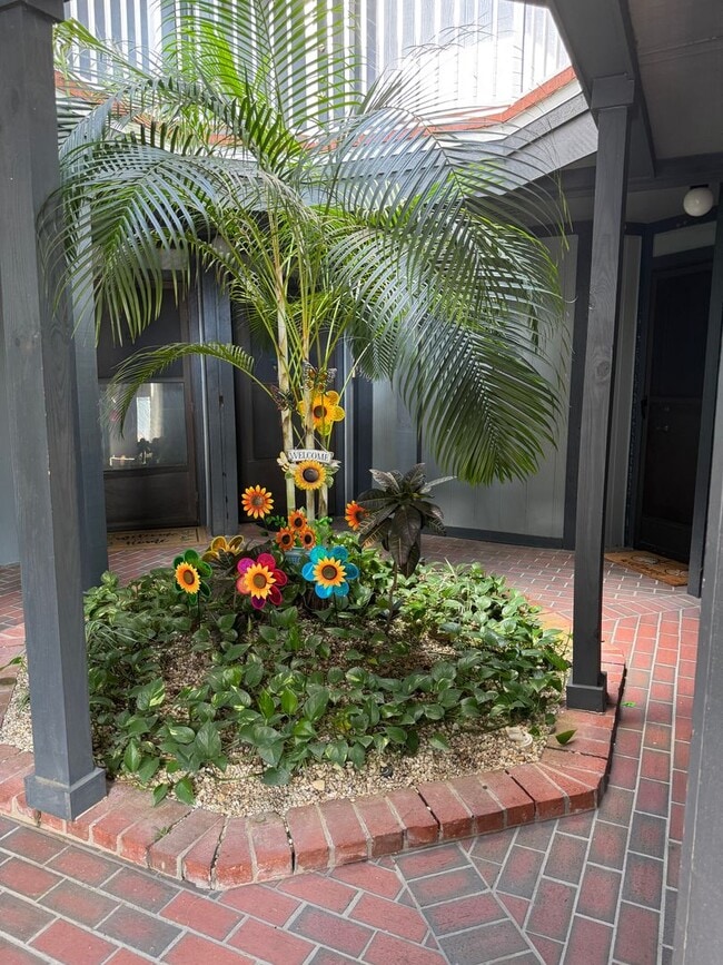 Building Photo - Experience comfort & leisure in this charming condo nestled within Orlando's best-kept secret, Ve...
