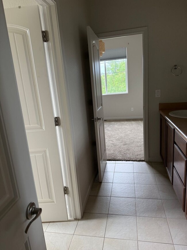 Building Photo - Spacious and Bright 4 Bedroom Home in Wind...