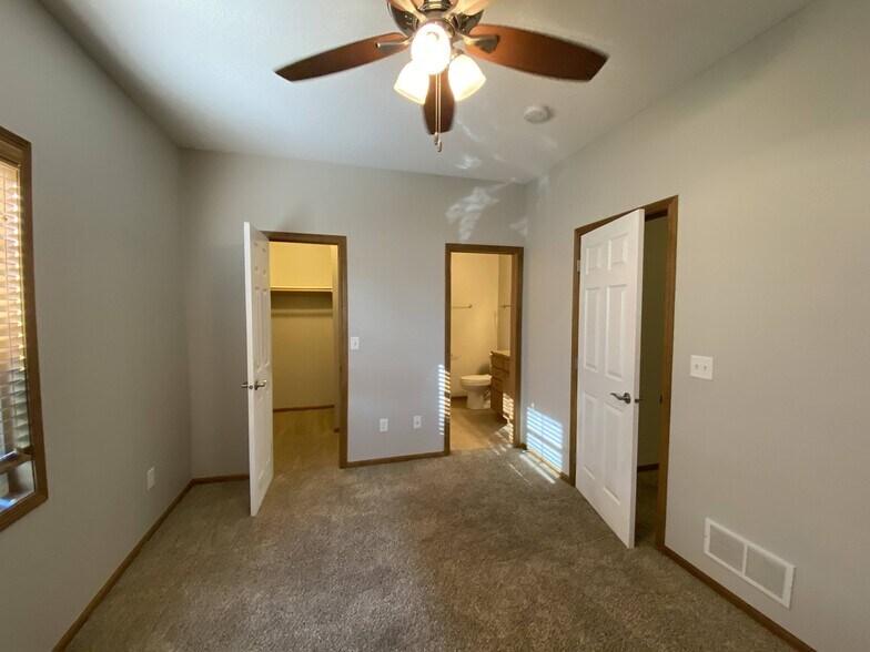 Building Photo - 2000 Meadow Ct