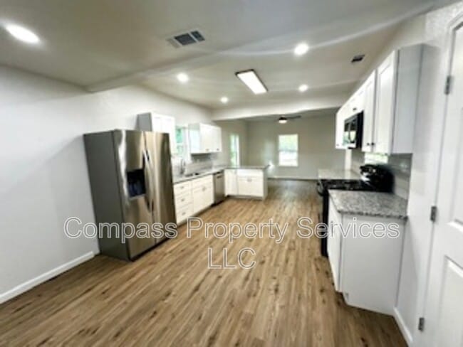 Building Photo - 300 N Oak Dr