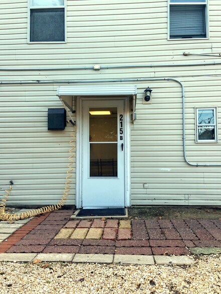 Building Photo - 215 Grant Ave