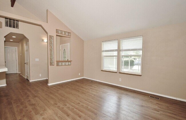 Building Photo - Clean & Move-In Ready Single-Level Home