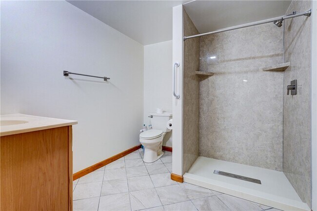 Building Photo - 2654 Whalen Rd