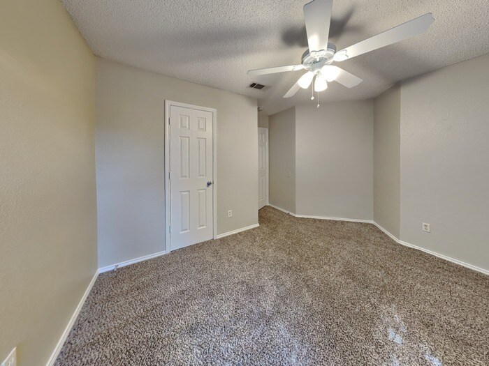 Building Photo - 104 NE Timber Ridge Dr