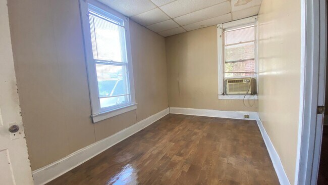 Bedroom - 817 College St