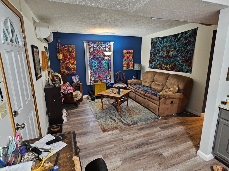 Building Photo - 64 Debra Ln