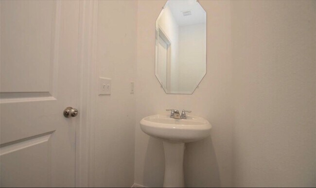 Building Photo - 16412 Big Hickory Dr