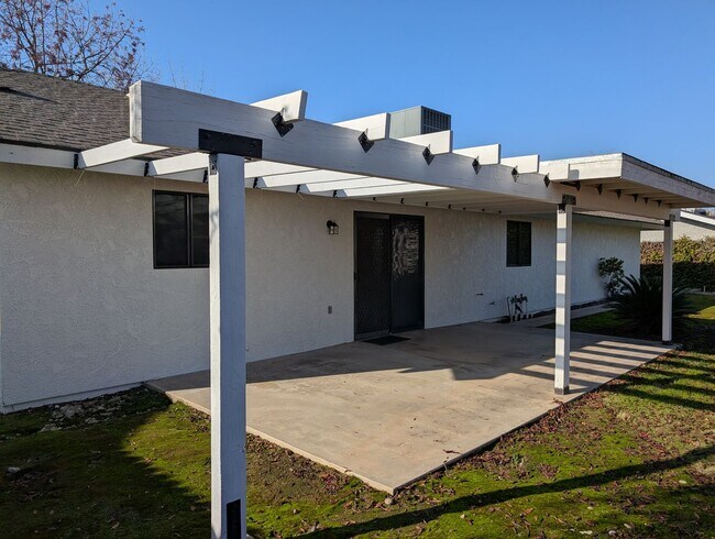 Building Photo - Cute and updated Clovis home offering wonderful amenities, good size lot, a bid backyard + potent...