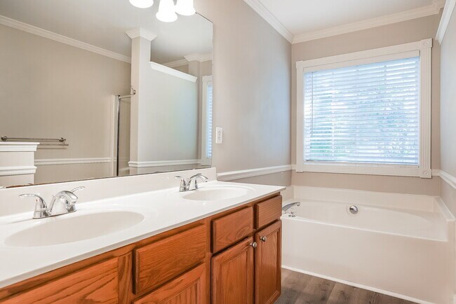 Building Photo - 5001 Satinwood Dr