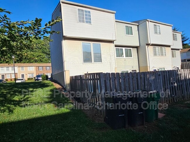 Building Photo - 9445 Lexington Cir