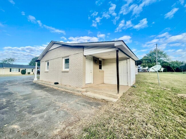 Building Photo - This lovely 2 bedroom 1 bath duplex is loc...