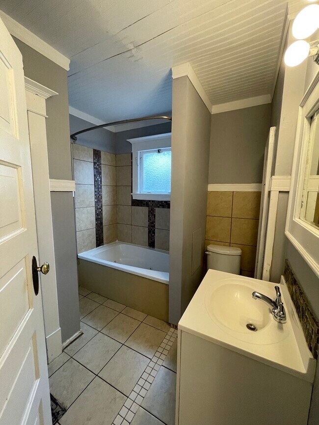 Building Photo - Wealthy St / Cherry St Duplex for Rent