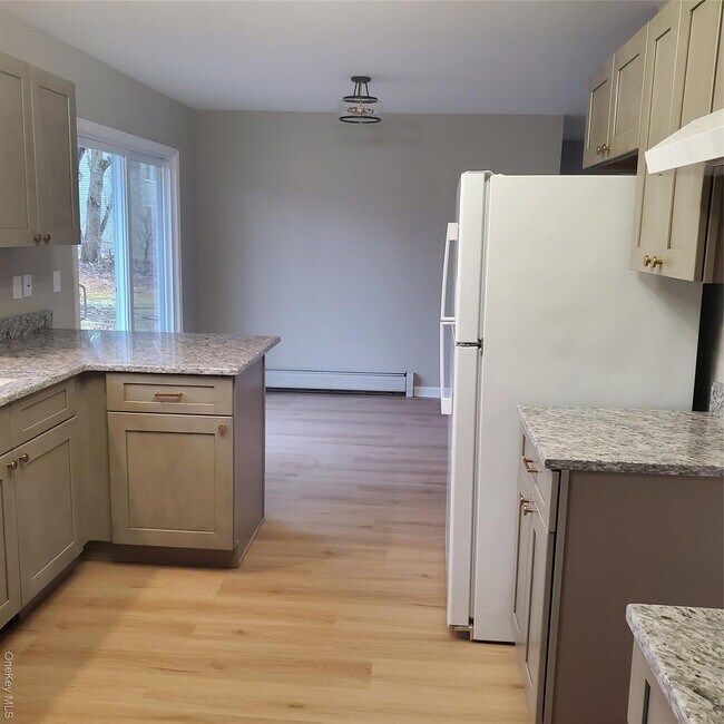 Building Photo - 71 E Searsville Rd