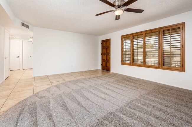 Building Photo - 3/2 sfh 2 car garage, huge yard 35th Ave &...