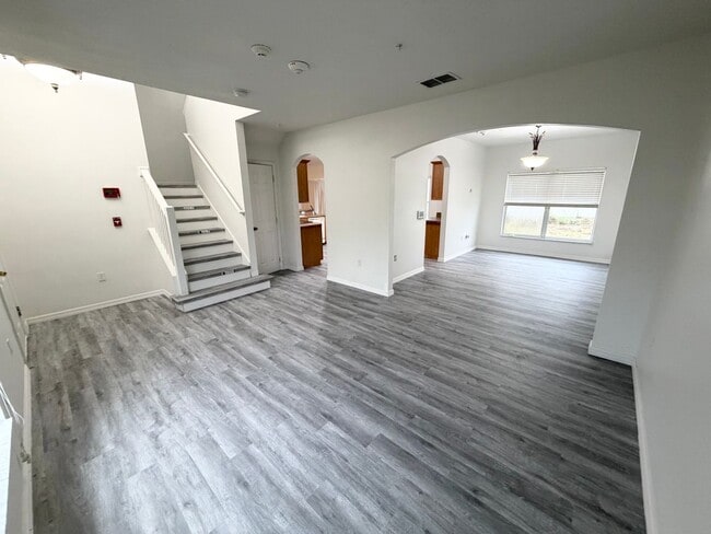 Building Photo - Large 2-Story 4 Bedroom 2.5 Bathroom House w/ Fenced in Yard - For Rent