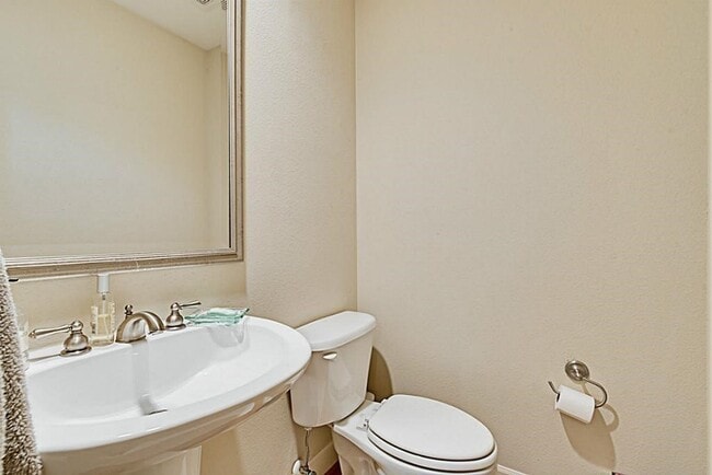 Building Photo - 5422 Lillian St