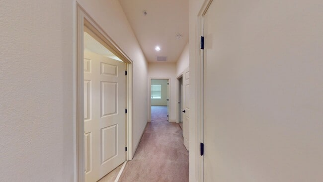 Building Photo - 4/3.5 TOWNHOME VILLA in Waterstone-Davenport