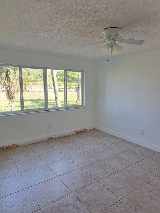 Building Photo - 14840 Naranja Lakes Blvd