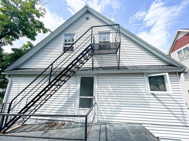 Building Photo - 705 E Seneca St