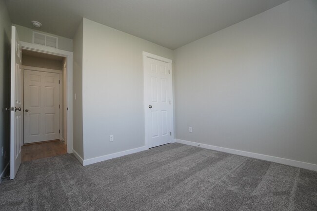 Building Photo - 1218 W Bass River Dr