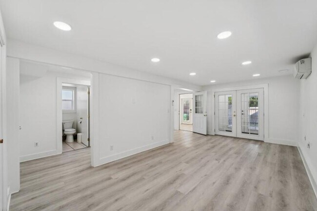 Building Photo - 2 bedroom in Seattle WA 98117