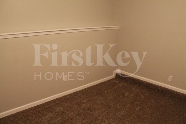Building Photo - 619 N Crest Dr