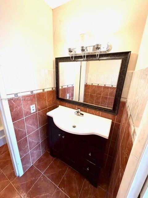 Building Photo - 2000 NE 135th St