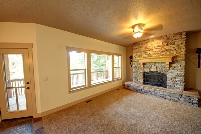 Building Photo - MOVE IN SPECIAL: FREE FIRST MONTH'S RENT!!...