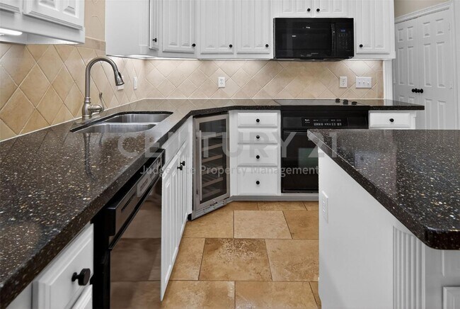 Building Photo - Beautiful 3/2/2 Townhome in Weatherford Ready For Move-In!