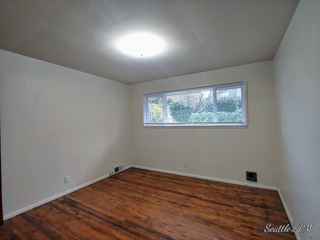Building Photo - Wonderful 2 Bedroom Home with Oversized Of...