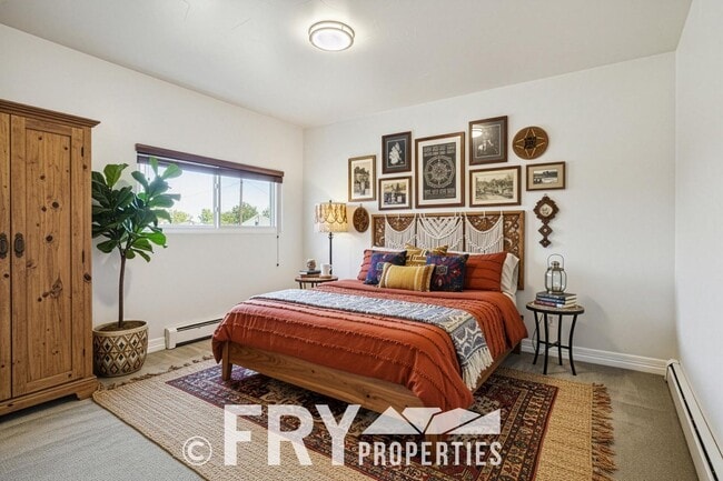 Building Photo - Spacious Sunnyside Home with Huge Yard