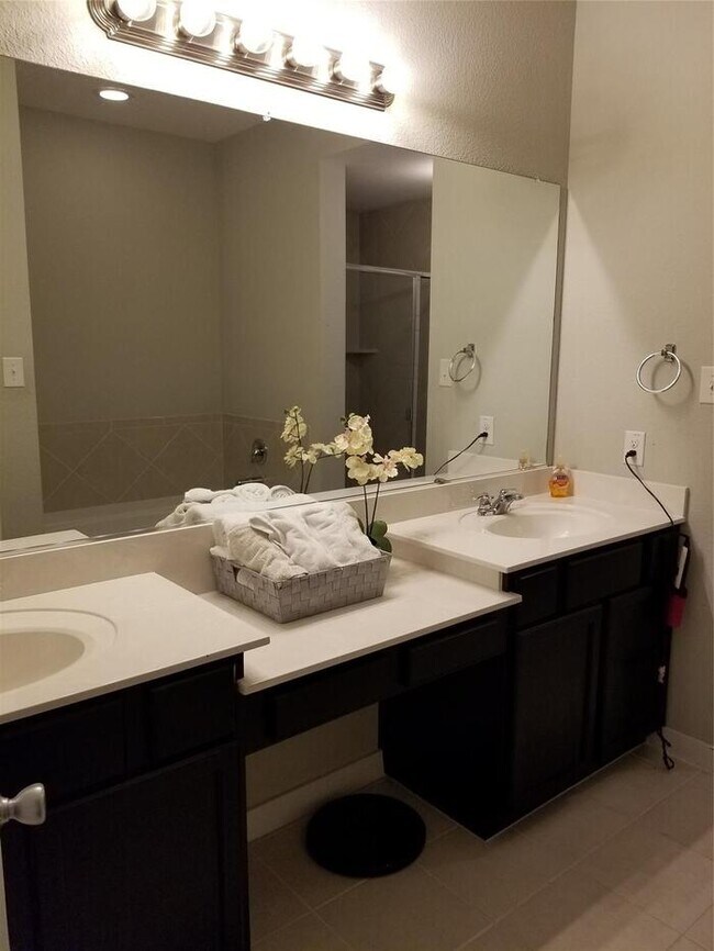 Building Photo - Stunning 5 beds 3 baths in Fort Worth!