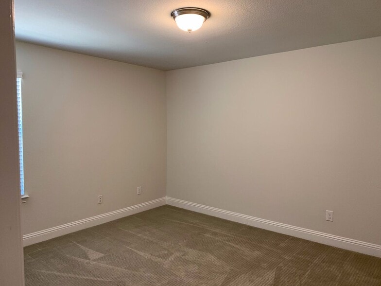 Building Photo - 2420 Holland Grove