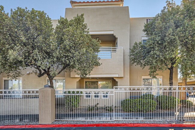 Building Photo - 1908 Mountain Hills Ct