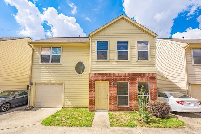 Building Photo - 2212 Naomi St