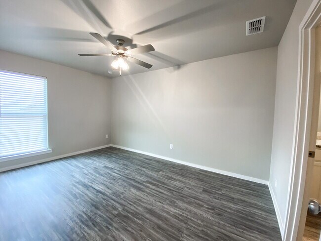 Building Photo - Luxurious Duplex in Frenship ISD!
