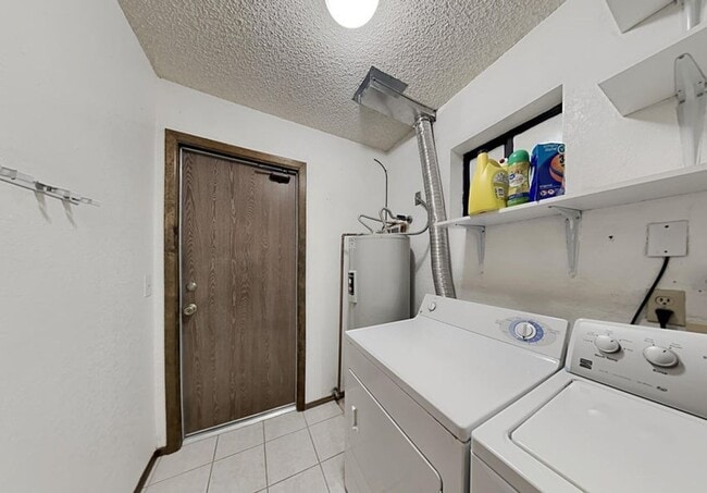 Building Photo - 2 bedroom Main house Attached Casita