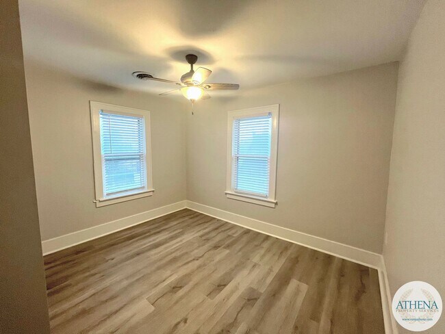 Building Photo - 5 Bedroom / 2 Bath House - NEAR SEMO's CAMPUS