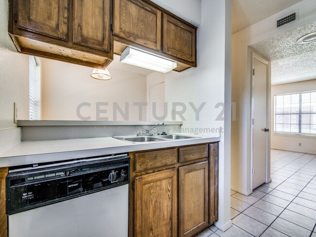 Building Photo - Great 2-Story 2/2.5 Condo Close to UNT For Rent!
