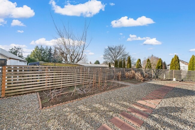 Building Photo - Amazing 4 beds/ 2.5 baths house in North Benson Hill/Renton.