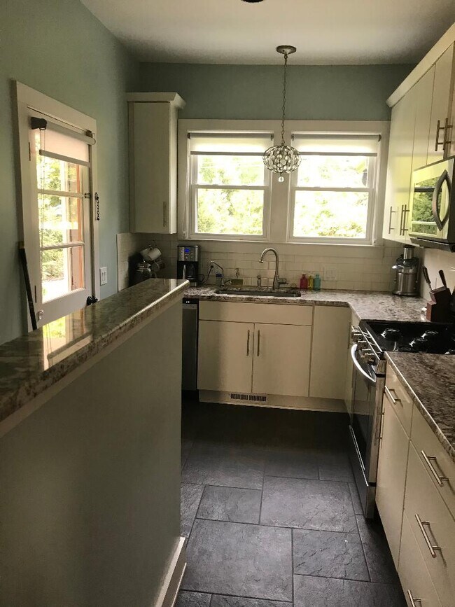 Building Photo - 581 E Shore Dr