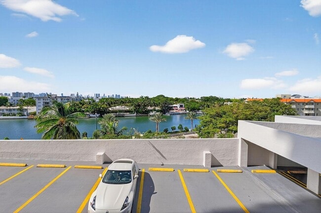 Building Photo - 2555 Collins Ave