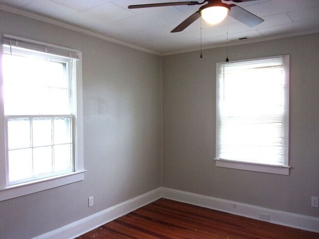 Building Photo - Renovated 2 Bedroom 1 1/2 Bath Townhome - ...