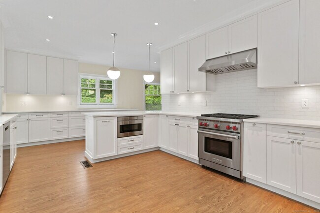 Primary Photo - 11 Augustus Ln