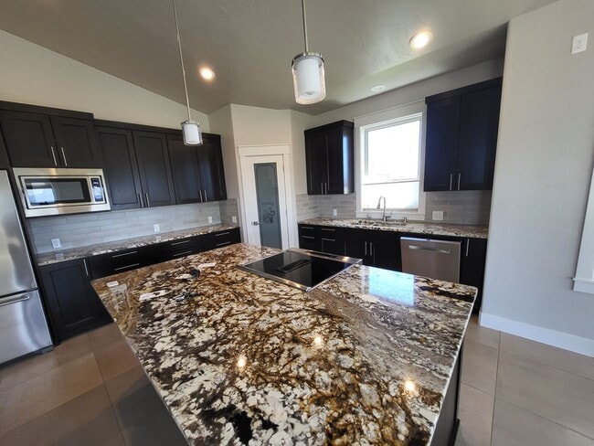 Building Photo - 4581 SW Zenith Point Ct