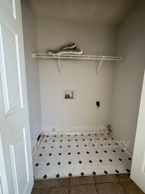 Building Photo - 5040 Cheshire Ct