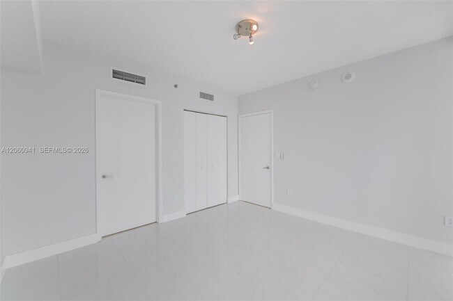 Building Photo - 495 Brickell Ave