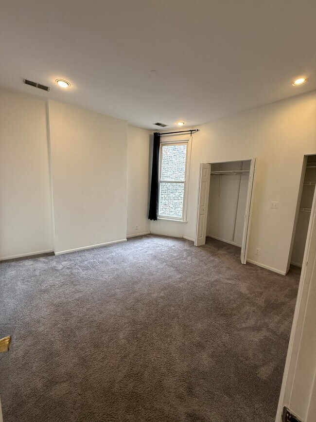 Building Photo - 2717 W Congress Pkwy