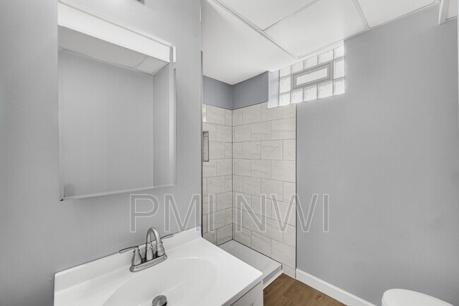 Building Photo - 314 S Jasper St